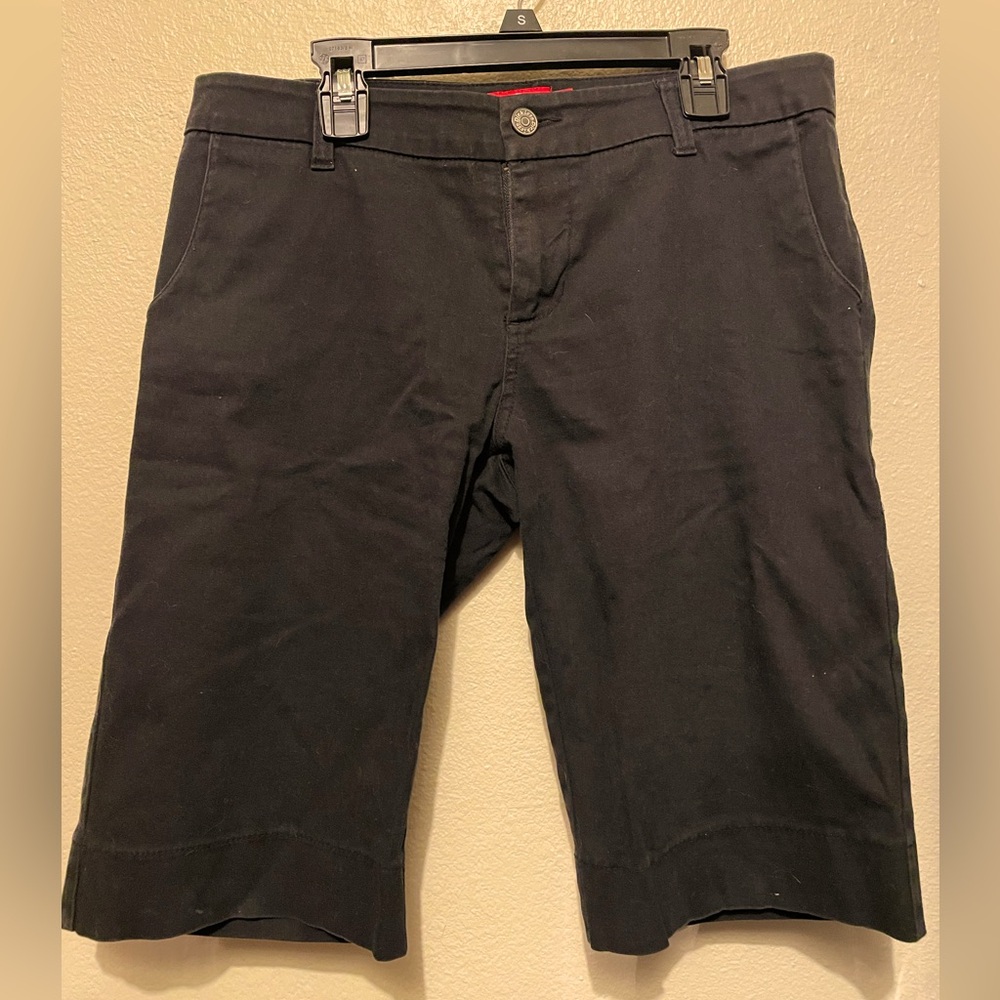 Dickie’s Black Knee-Length Shorts. Size 6